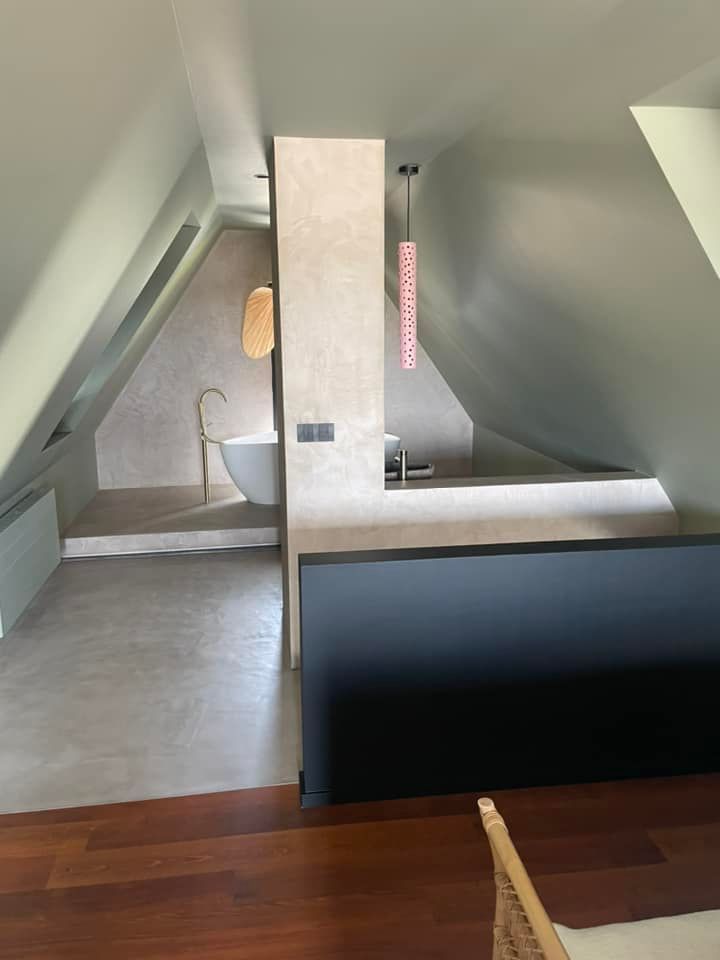 Une pièce coupée en deux par un mur massif