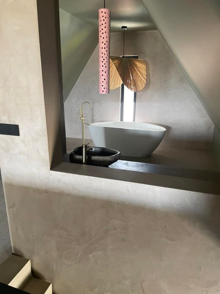 Une baignoire au fond d'une pièce