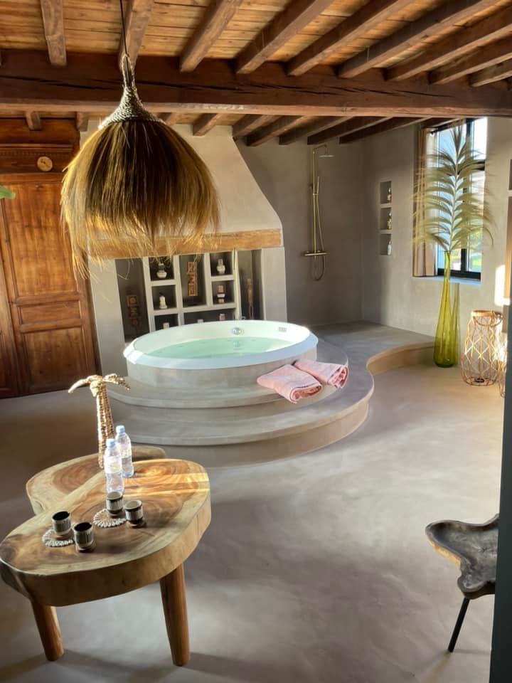 Une baignoire ronde au milieu d'une pièce