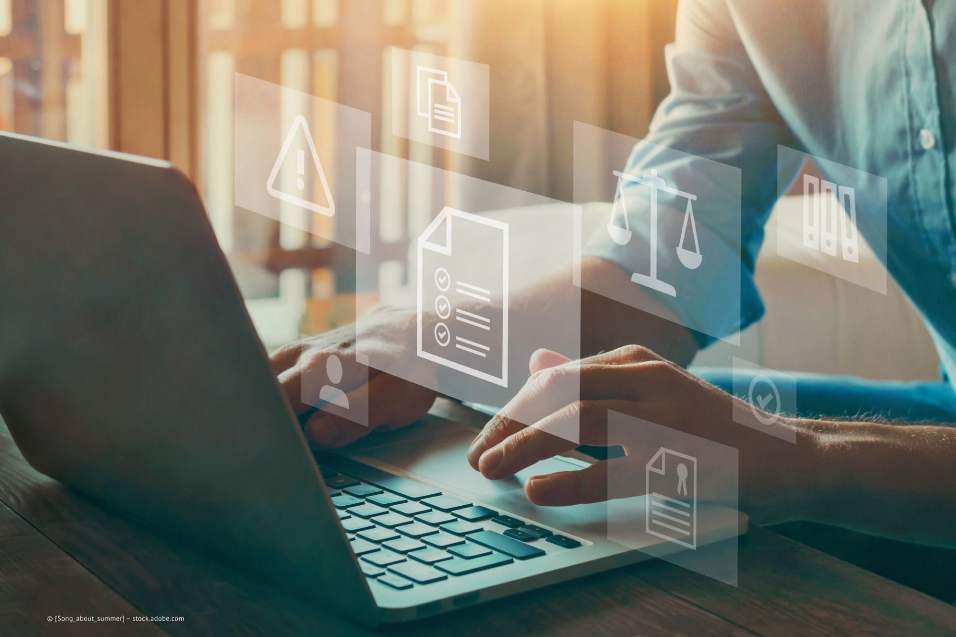 Ein Mann arbeitet am Computer