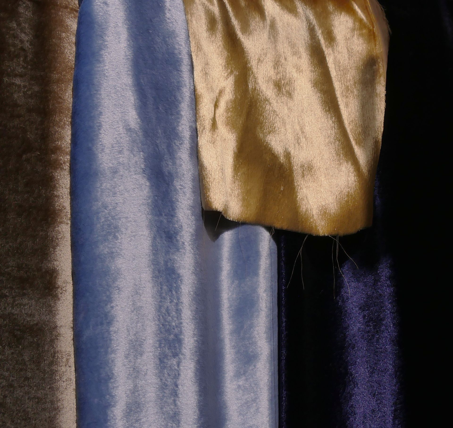 Gros plan sur des bobines de fil blanc sur des bobines en bois dans un atelier de tissage textile.