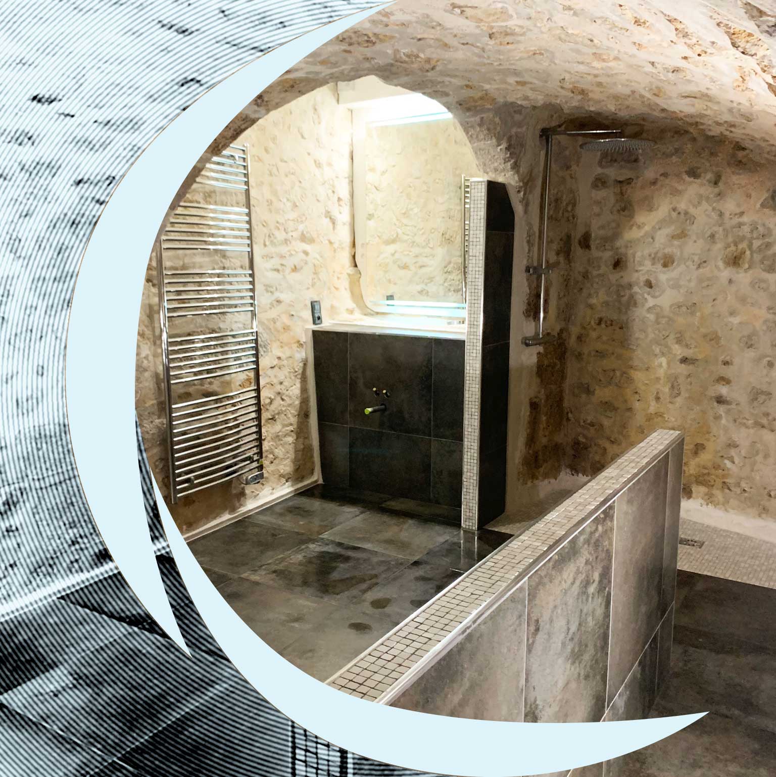 Salle de bains design troglodyte avec sèche-serviettes et douche à l'italienne