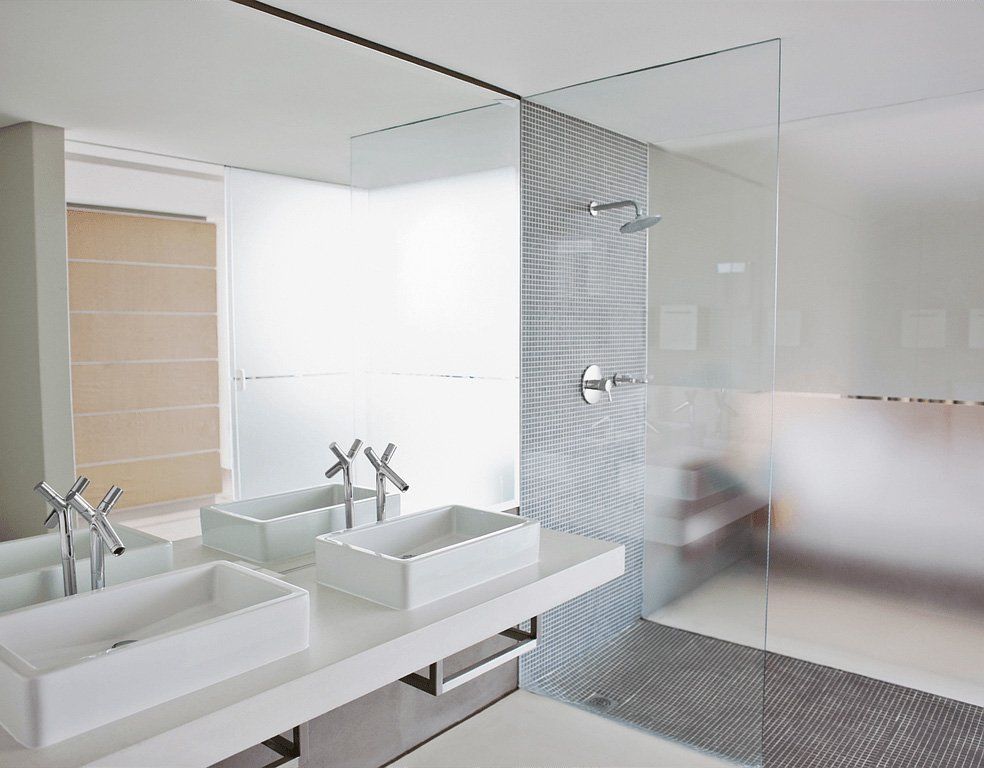 Belle salle de bains au design contemporain avec douche à l'italienne