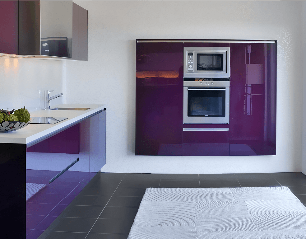 Intérieur de salle de bains aux couleurs violettes