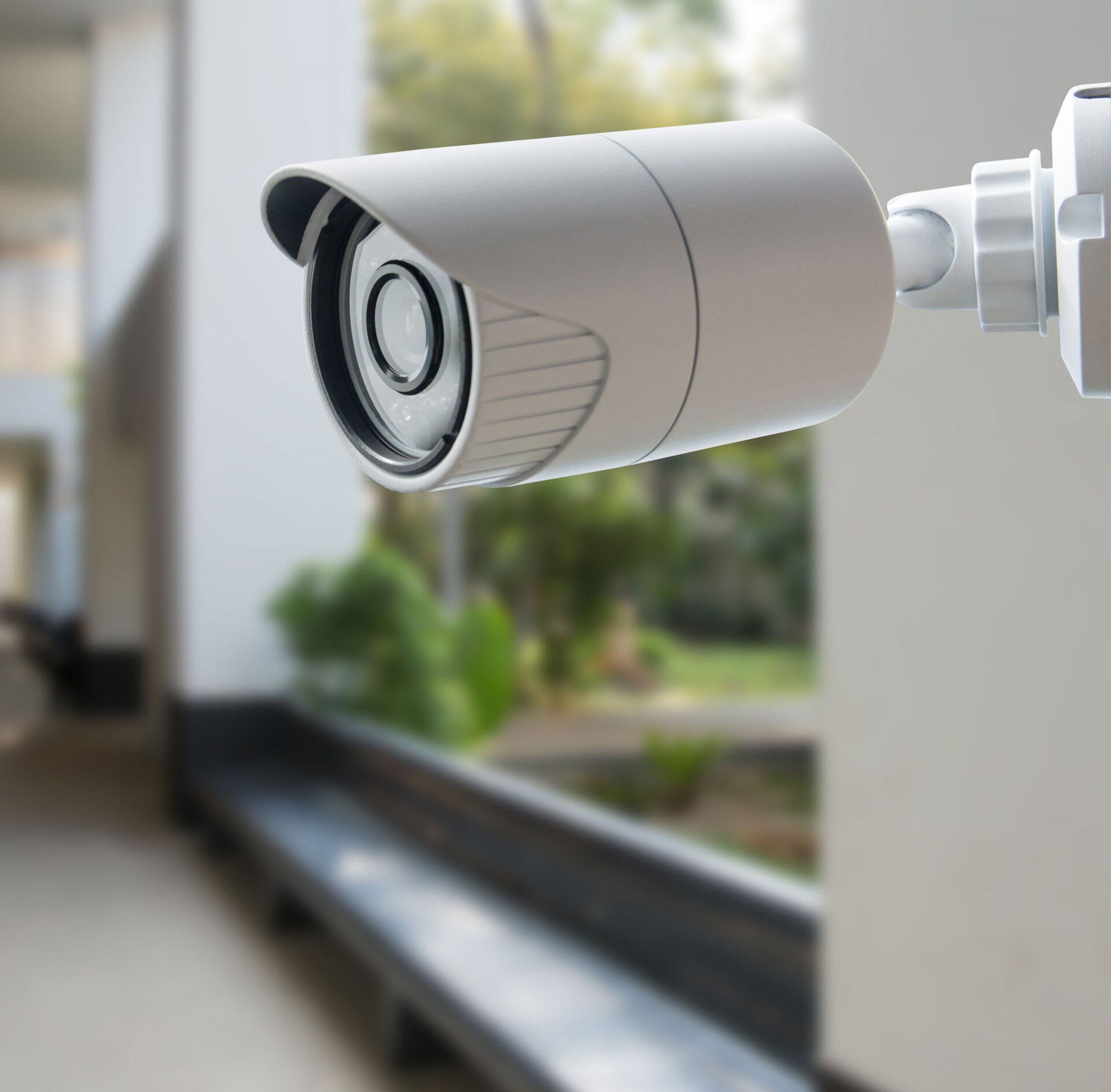 Une caméra de surveillance sur fond d'un hall de bâtiment