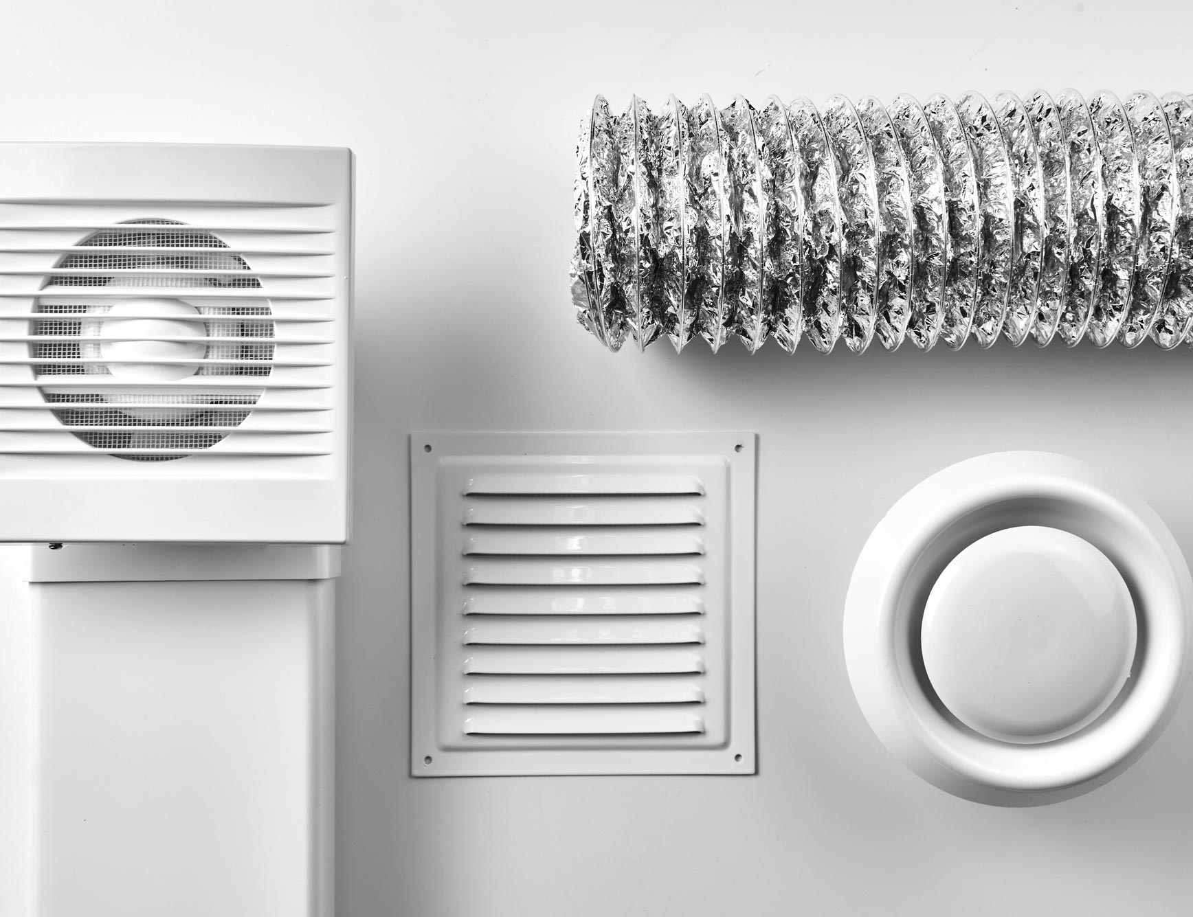 Divers éléments d'aération de maison : grille, tuyaux et gaines de ventilation