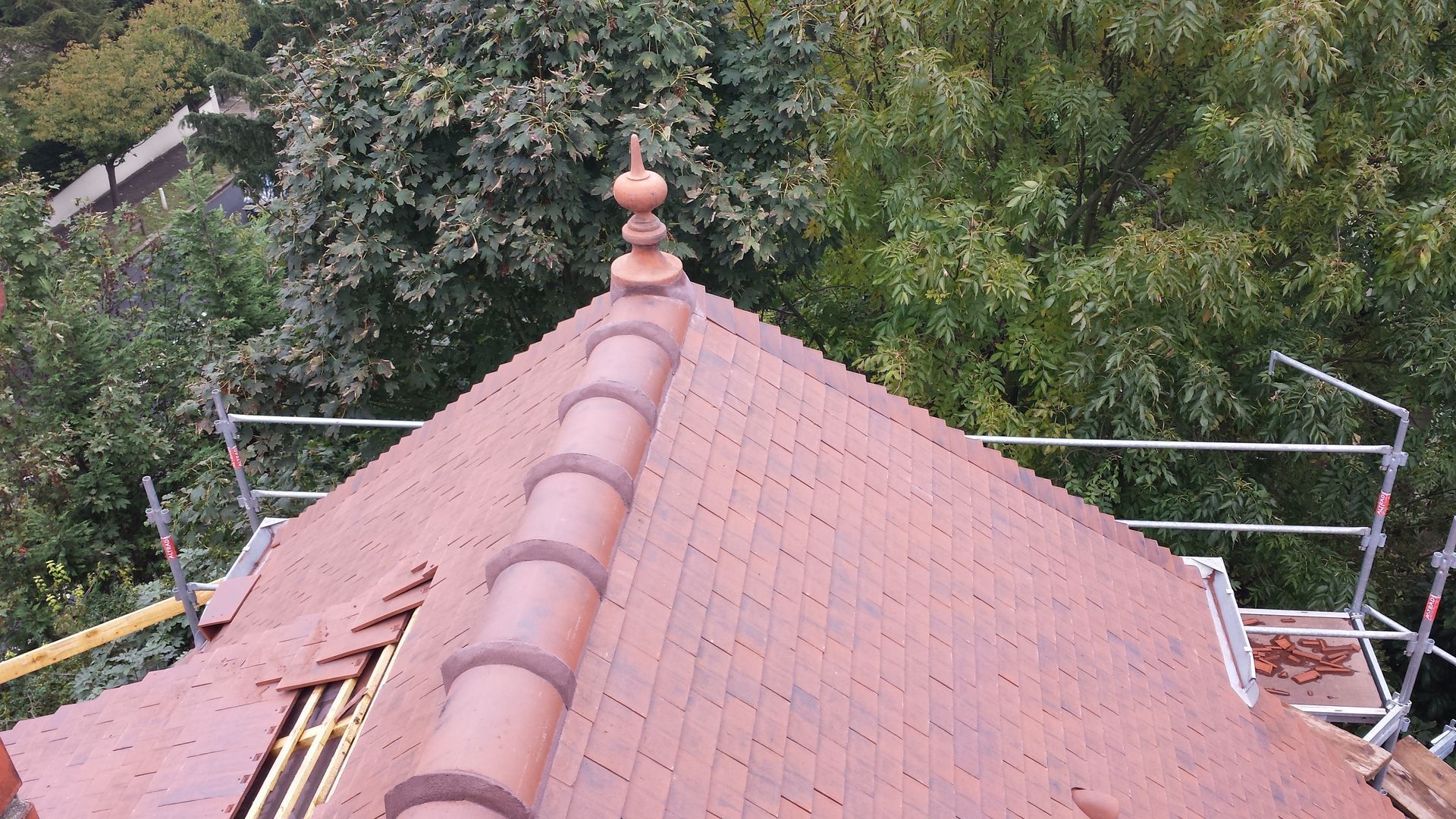 Faîtage de toiture en tuiles à Mondétour