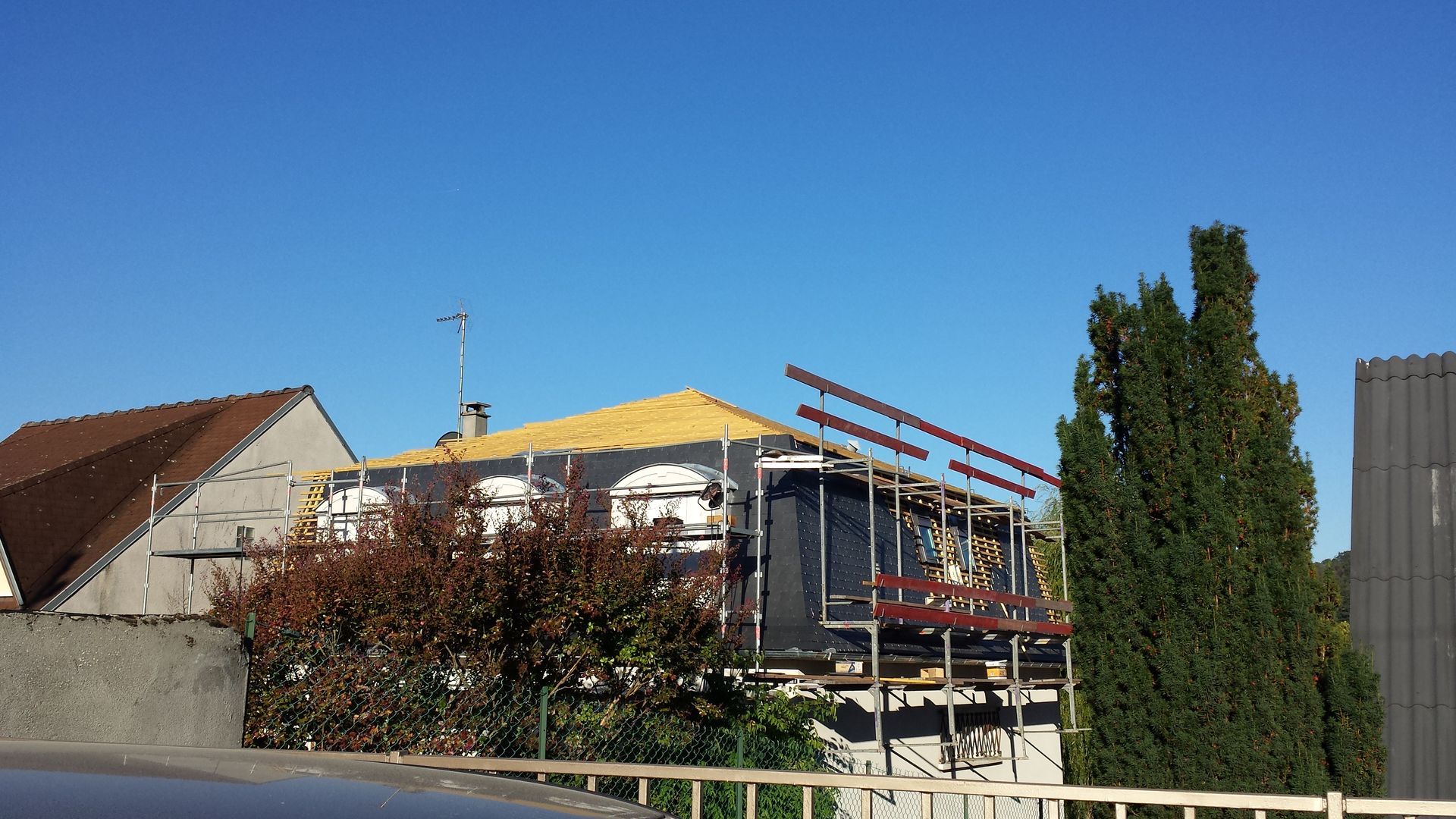 Pose d'échafaudages avant des travaux de toiture à Palaiseau