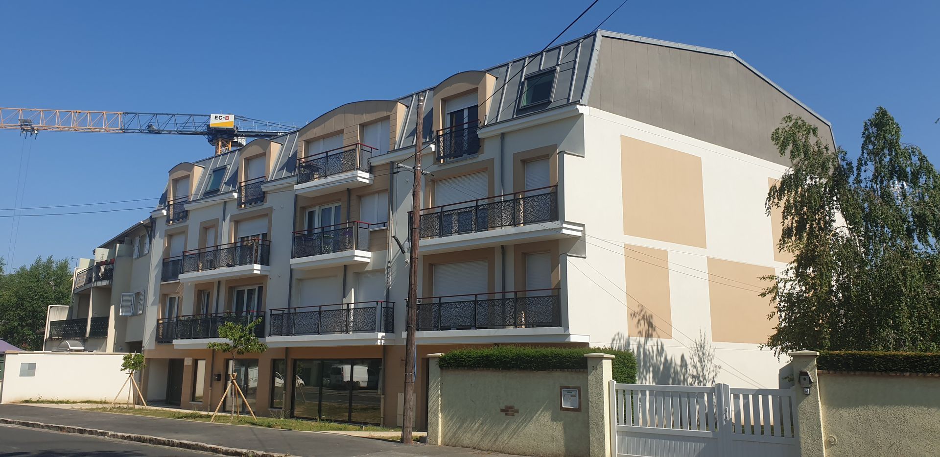 Travaux de toiture sur un grand bâtiment à Sainte Geneviève des Bois