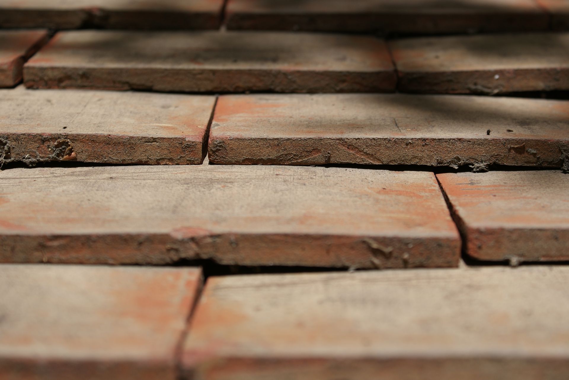 Tuiles en gros plan d'une toiture de Saint-Aubin