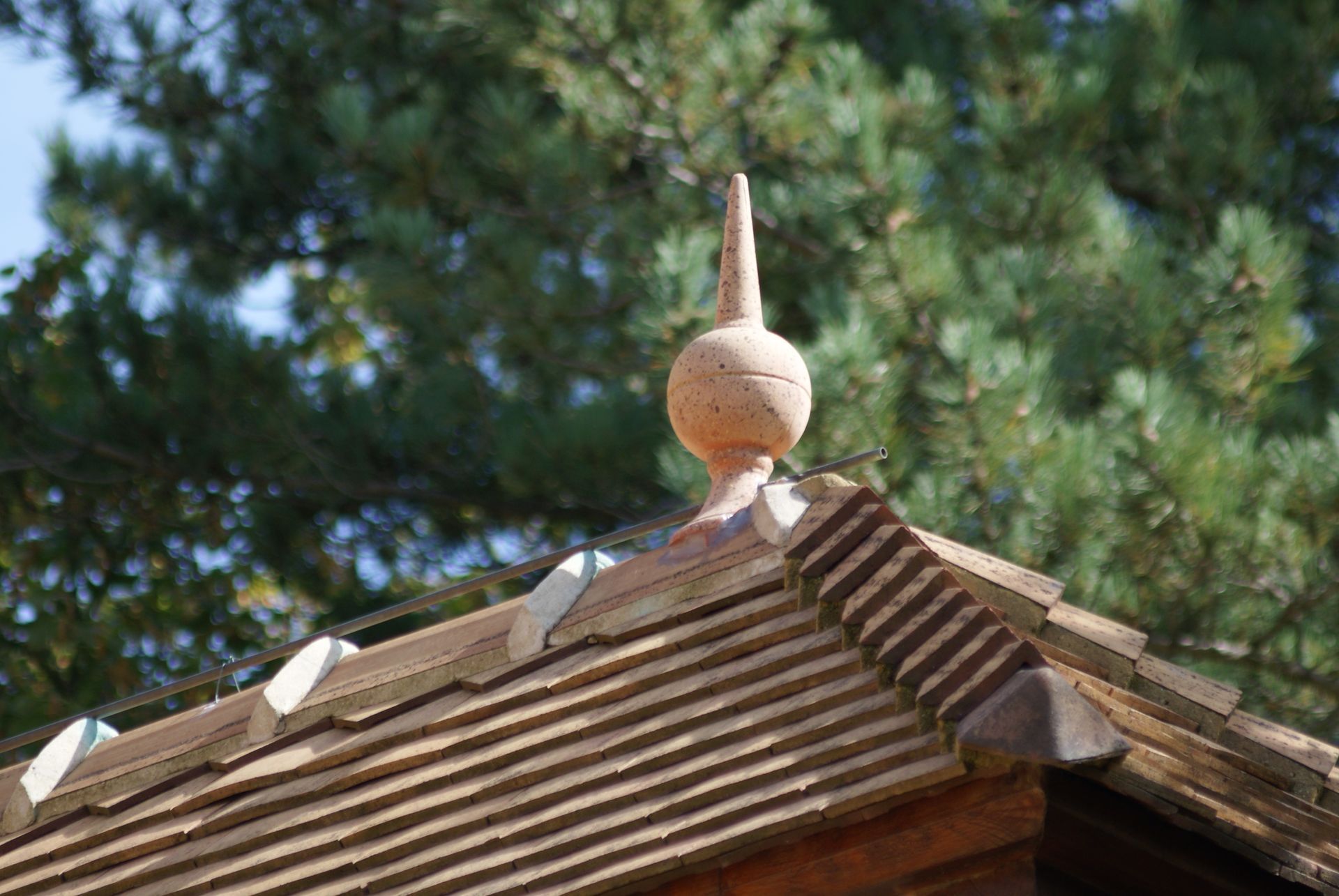 Rénovation de l'épi de faîtage sur une toiture à proximité de l'université Paris-Saclay