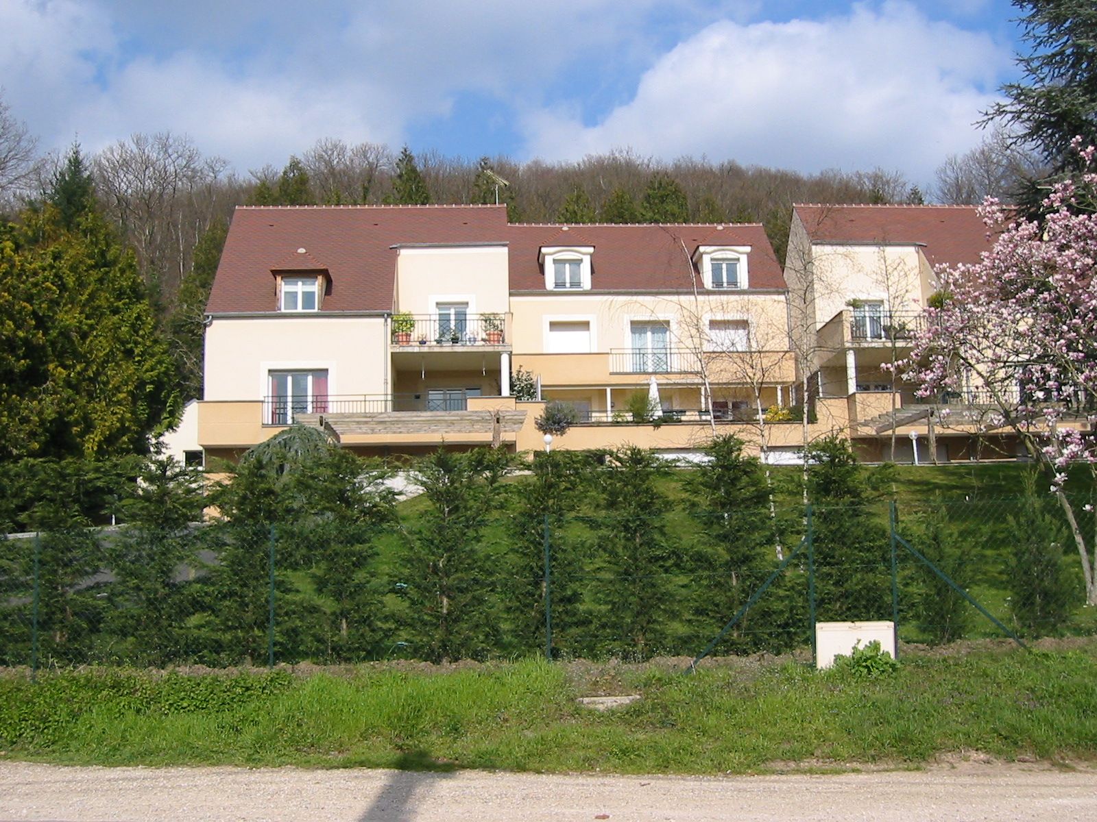 Résidence fraîchement rénovée à Villebon-sur-Yvette