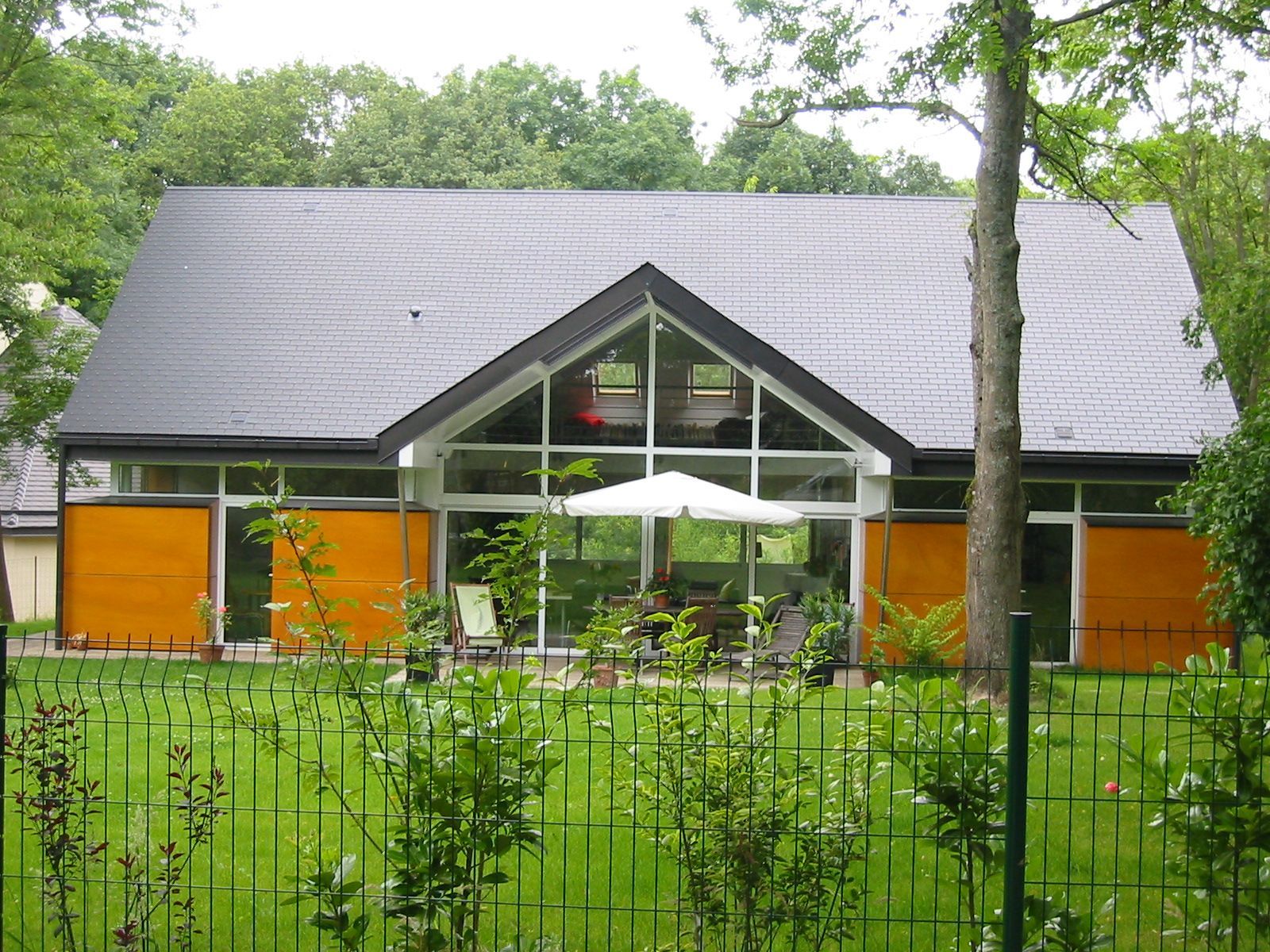 Rénovation de la toiture d'un bâtiment municipal avec un grillage au premier plan