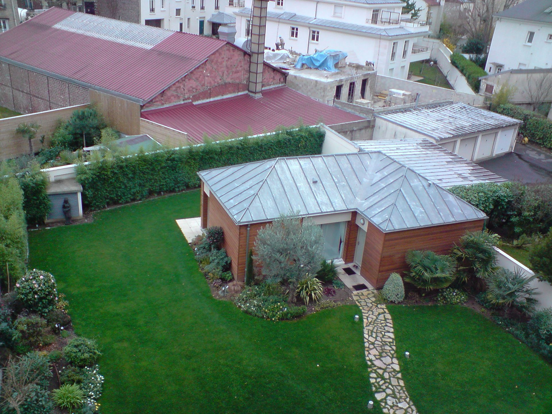 Dépendance avec une toiture en zinc à côté de la mairie d'Orsay