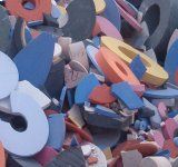 Ein Stapel bunter Schaumstoffbuchstaben, die übereinander liegen. Foto von der Dr. Ludwig GmbH