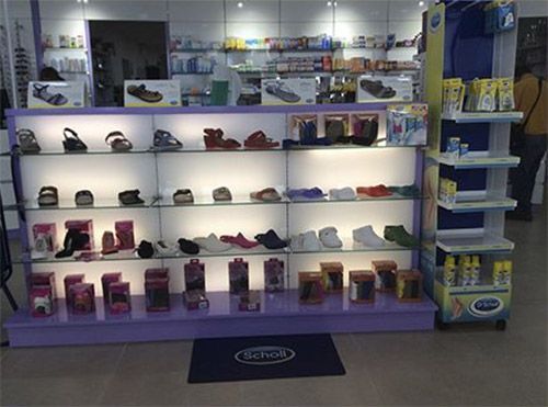 Una exhibición de productos escolares en una tienda.