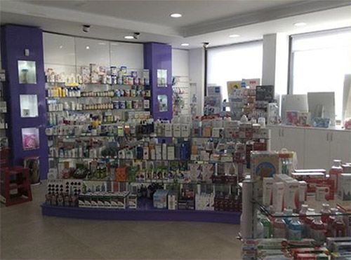 El interior de una farmacia llena de muchos productos.