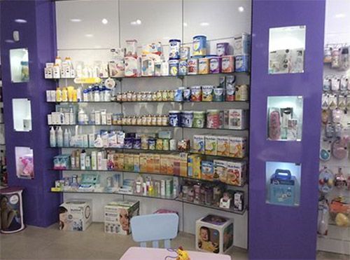 Una tienda llena de productos y juguetes para bebés.