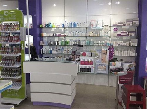 Una farmacia con un mostrador y estantes llenos de productos.