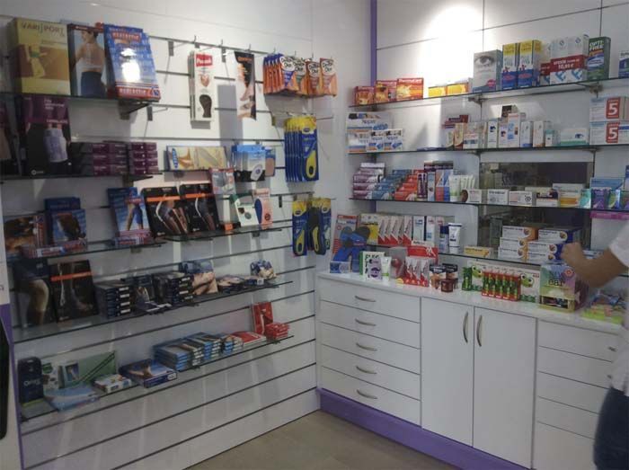 Una persona está parada en una tienda llena de muchos productos.