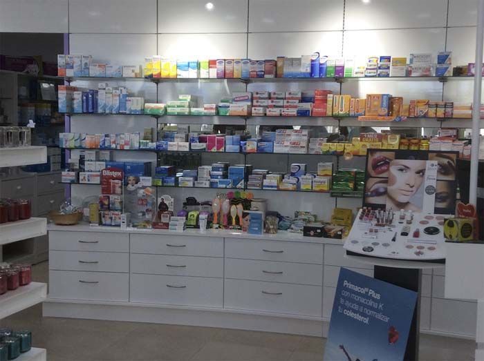 Una farmacia con muchos estantes y cajones.