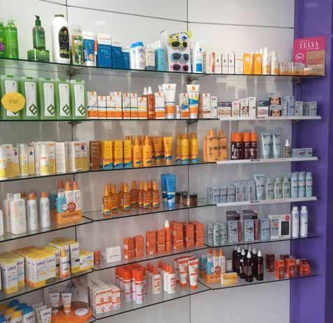 Una farmacia llena de muchos tipos diferentes de cosméticos.