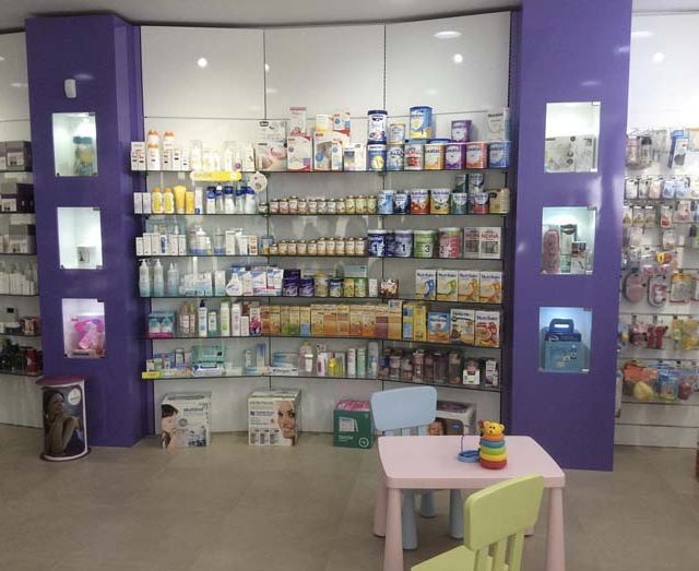 Una farmacia con una mesa y sillas en el medio.
