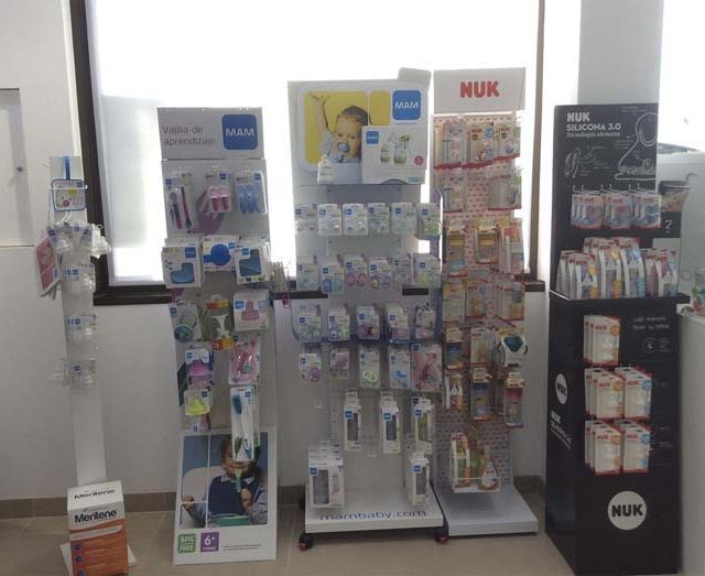 Una exhibición de productos para bebés en una tienda con un cartel que dice nuk