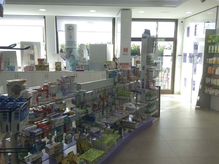 El interior de una farmacia llena de muchos productos.