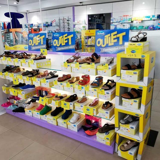 Una zapatería con un cartel que dice outlet