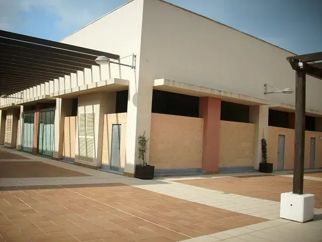 Un gran edificio con una pérgola encima.
