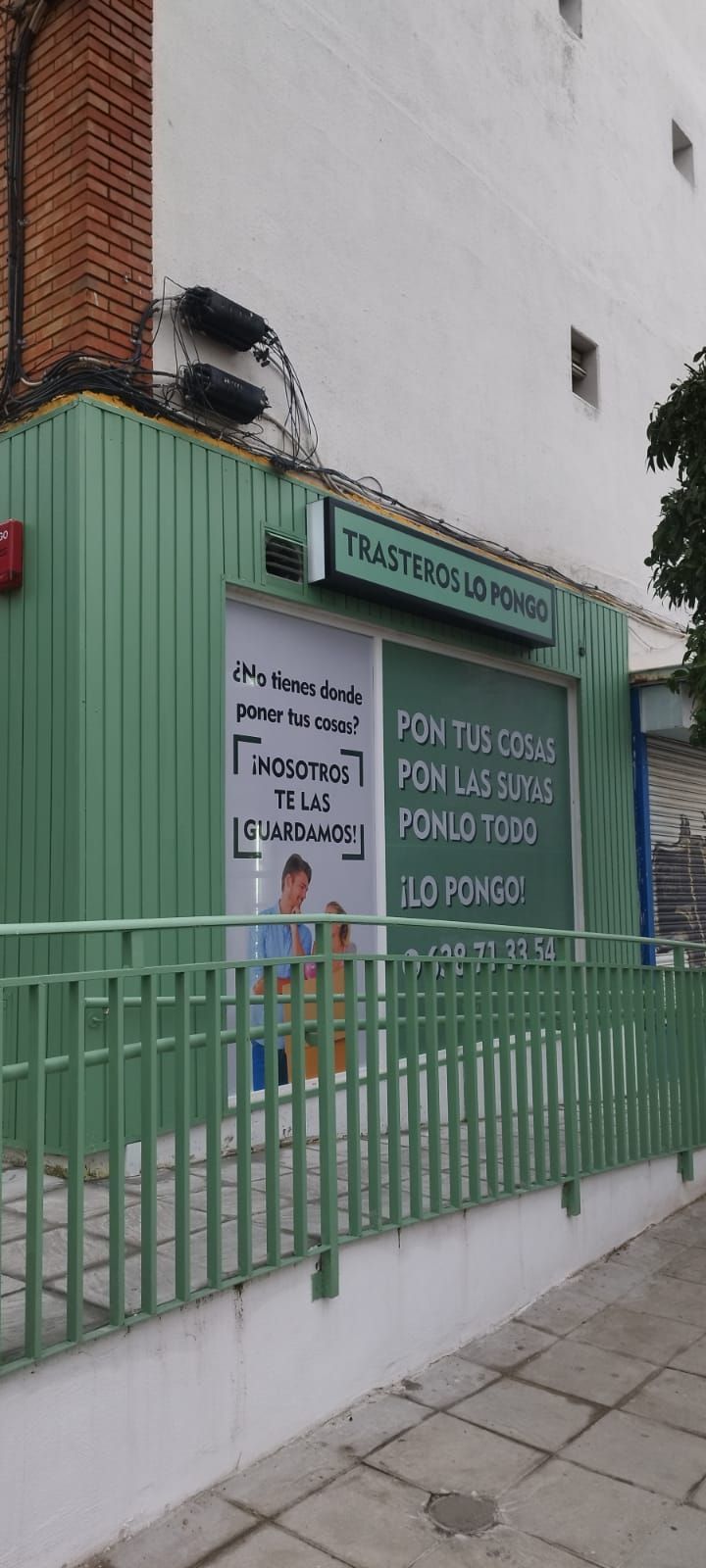 Un edificio verde con un letrero que dice