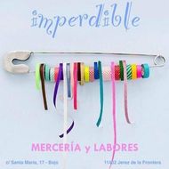 Una imagen de un imperdible con cintas adheridas a él.