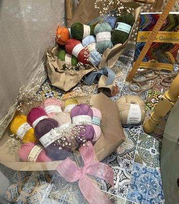 Un montón de bolas de hilo están sobre una mesa.