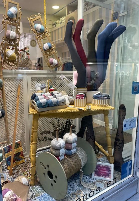Un escaparate de calcetines e hilos en una tienda.