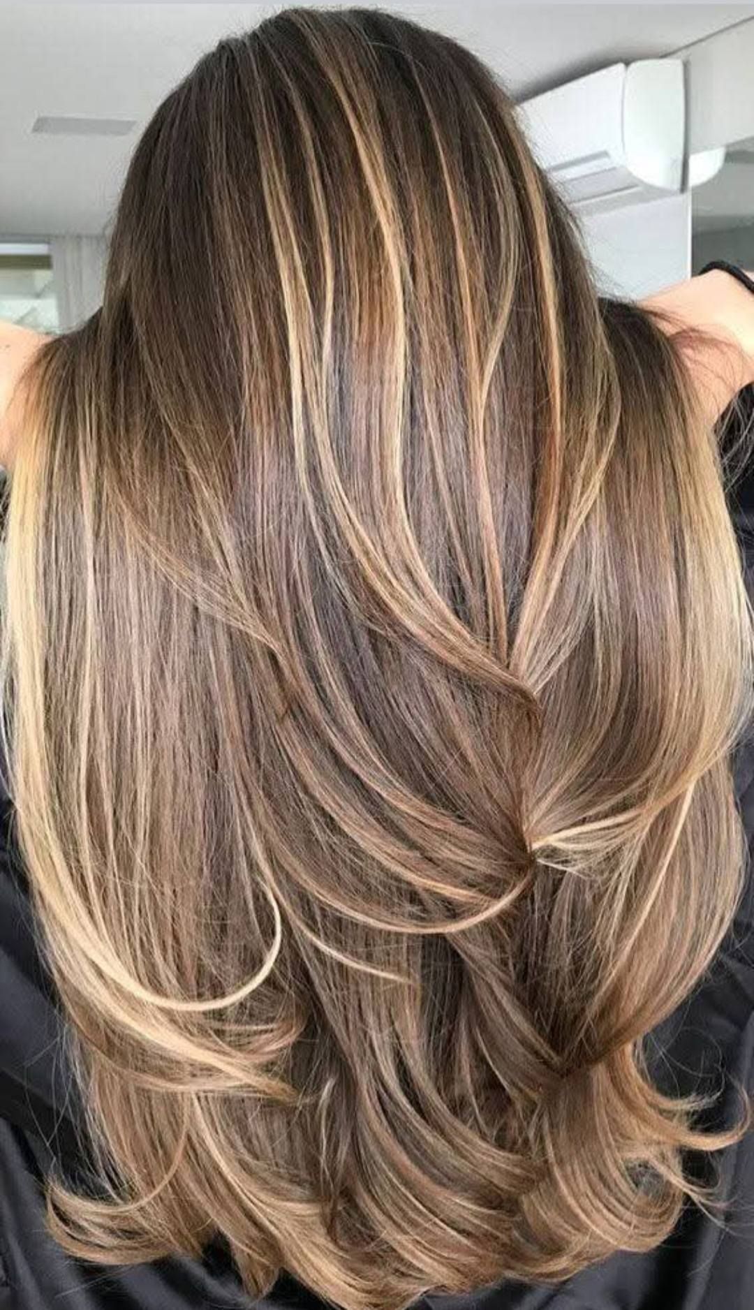 Un primer plano del cabello de una mujer con reflejos.