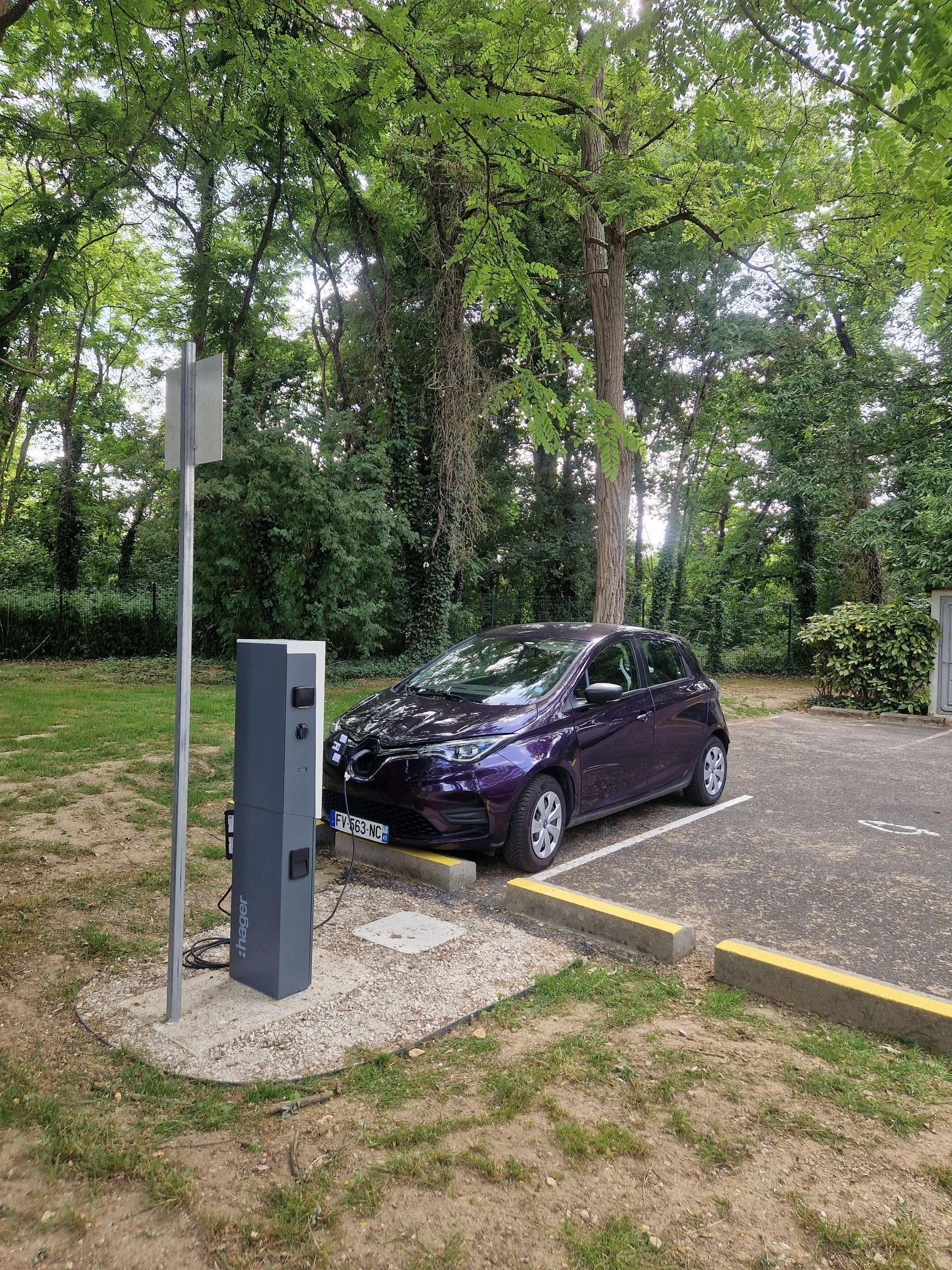 Personne rechargeant sa voiture électrique