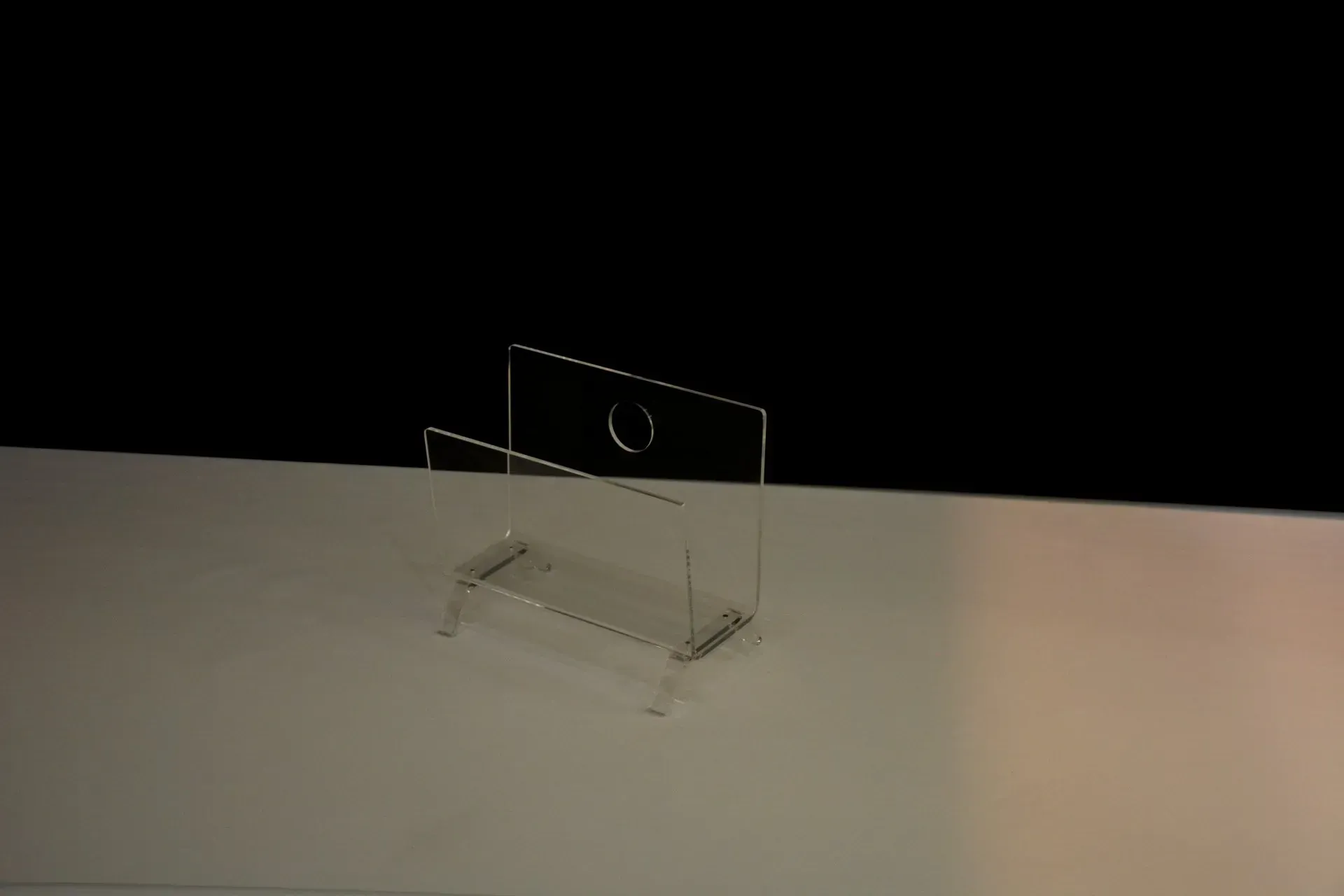 Un objeto de acrílico transparente está colgado en una pared.