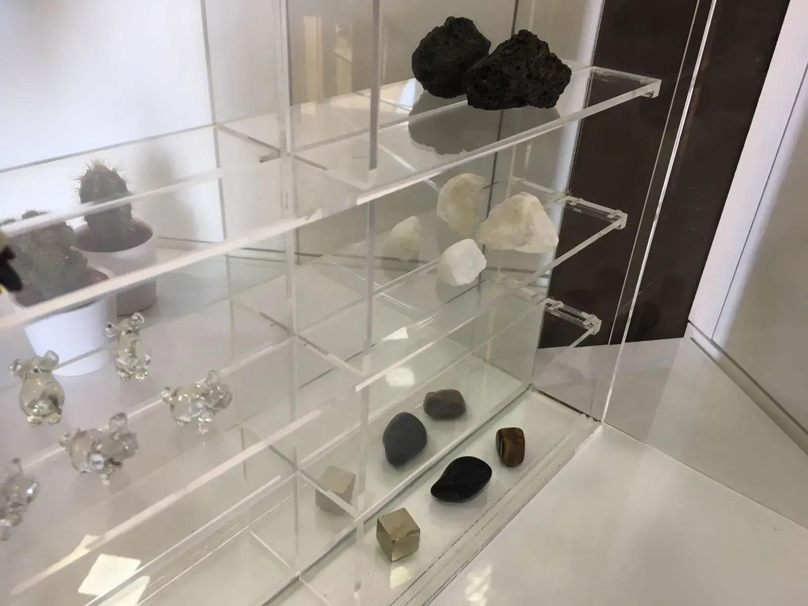 Una vitrina transparente llena de piedras y joyas.