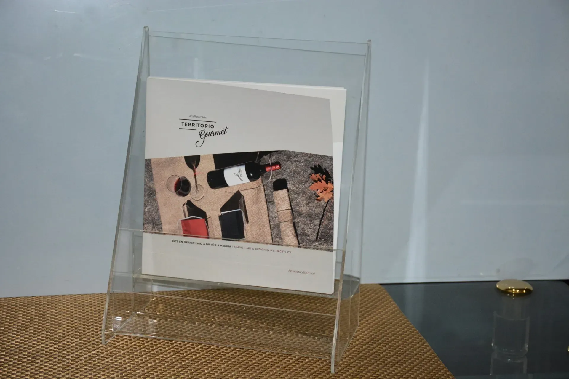 Una vitrina de acrílico transparente con una imagen.