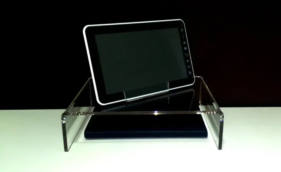 Una tableta está colocada sobre un soporte de acrílico transparente.