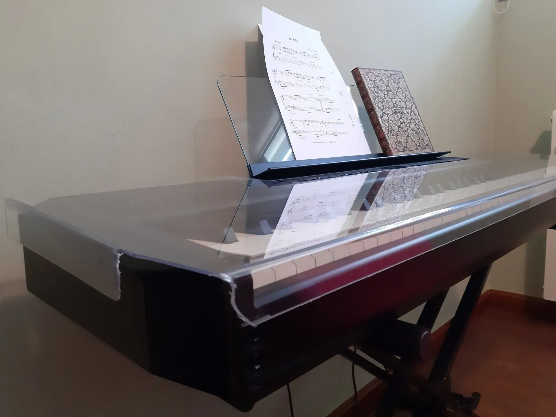 Un piano con una partitura encima.