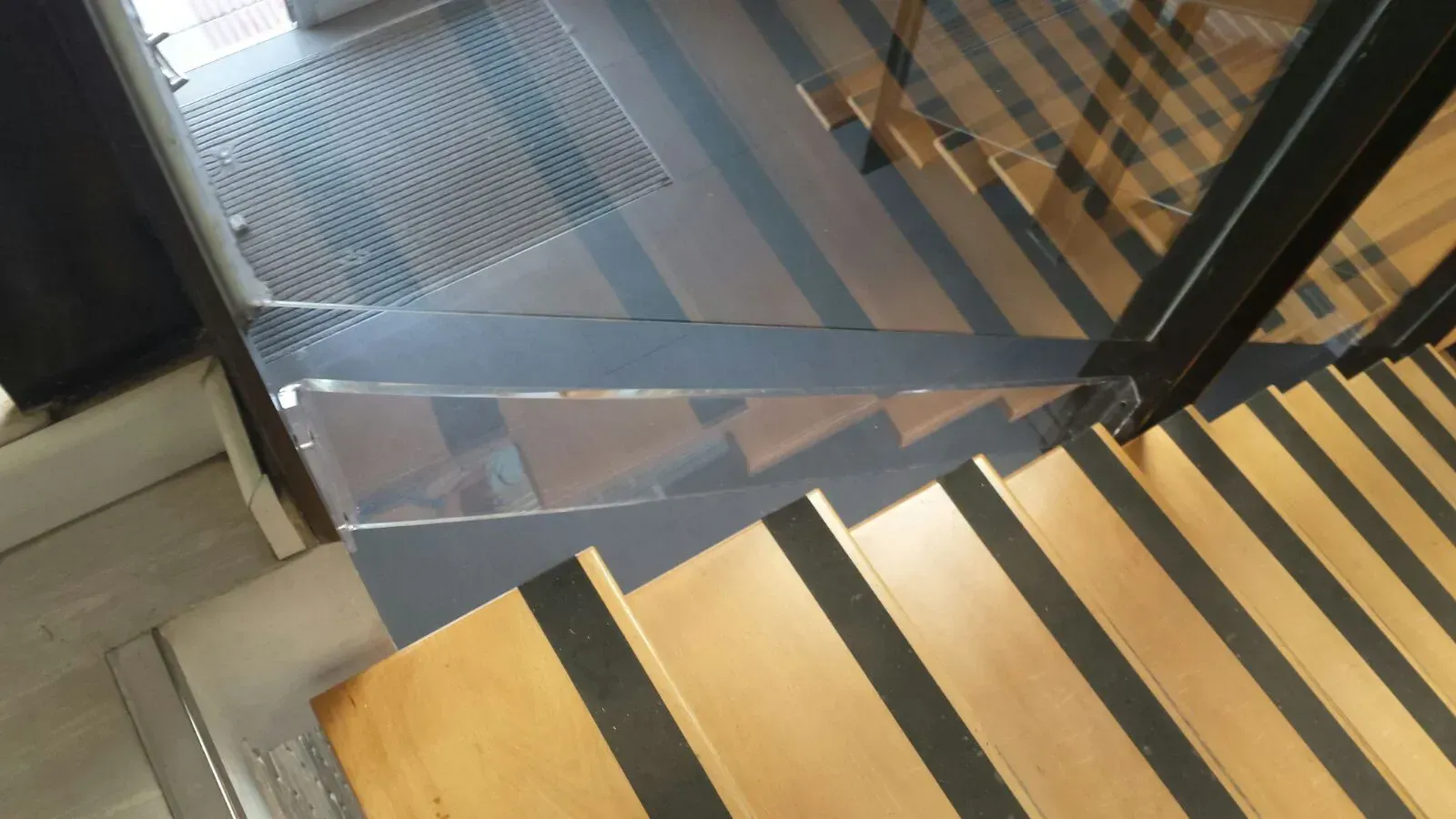 Un primer plano de una escalera de madera con rayas negras en los escalones.