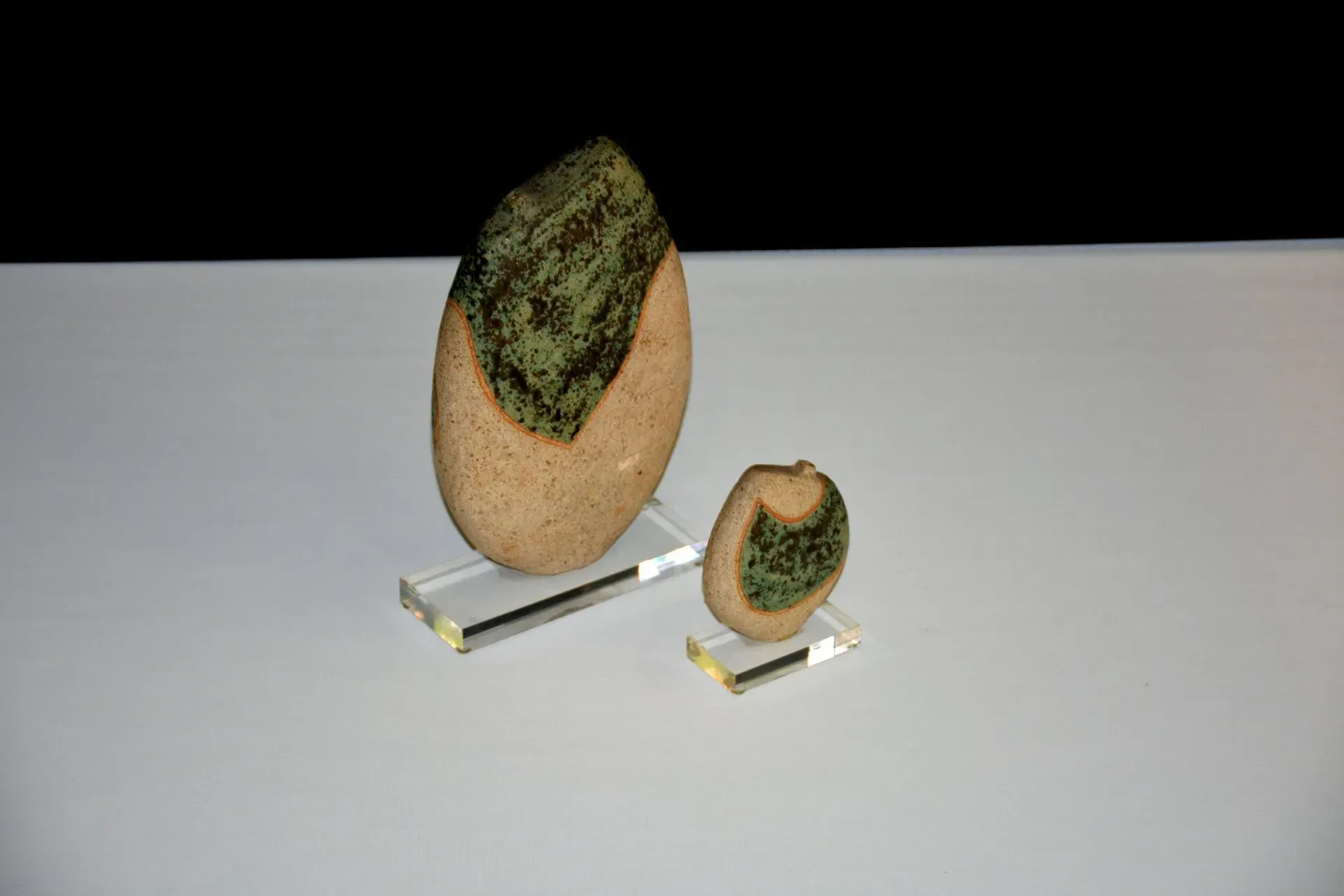 Un par de rocas sobre una mesa blanca.