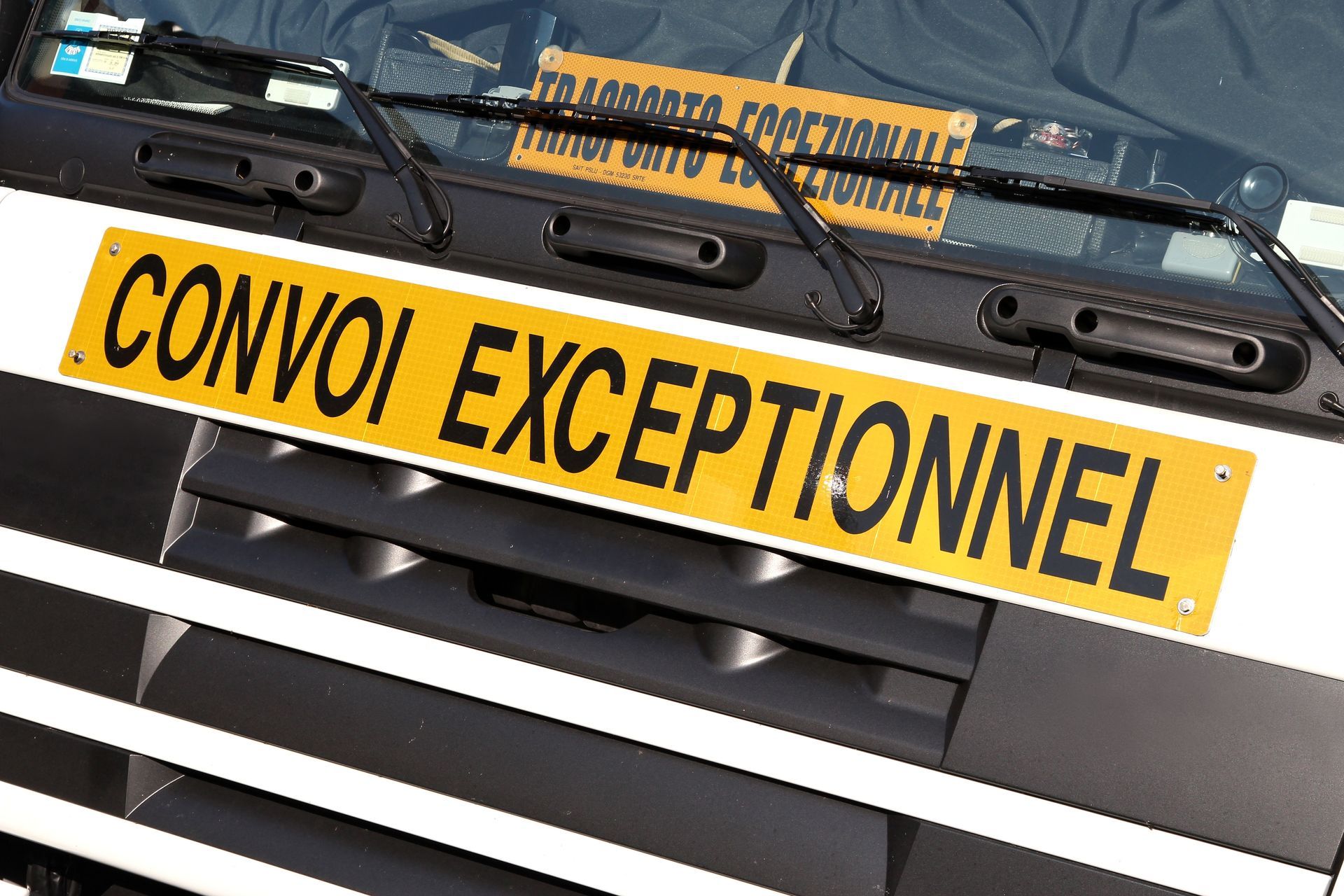vue de près de la façade d'un véhicule de convoi exceptionnel