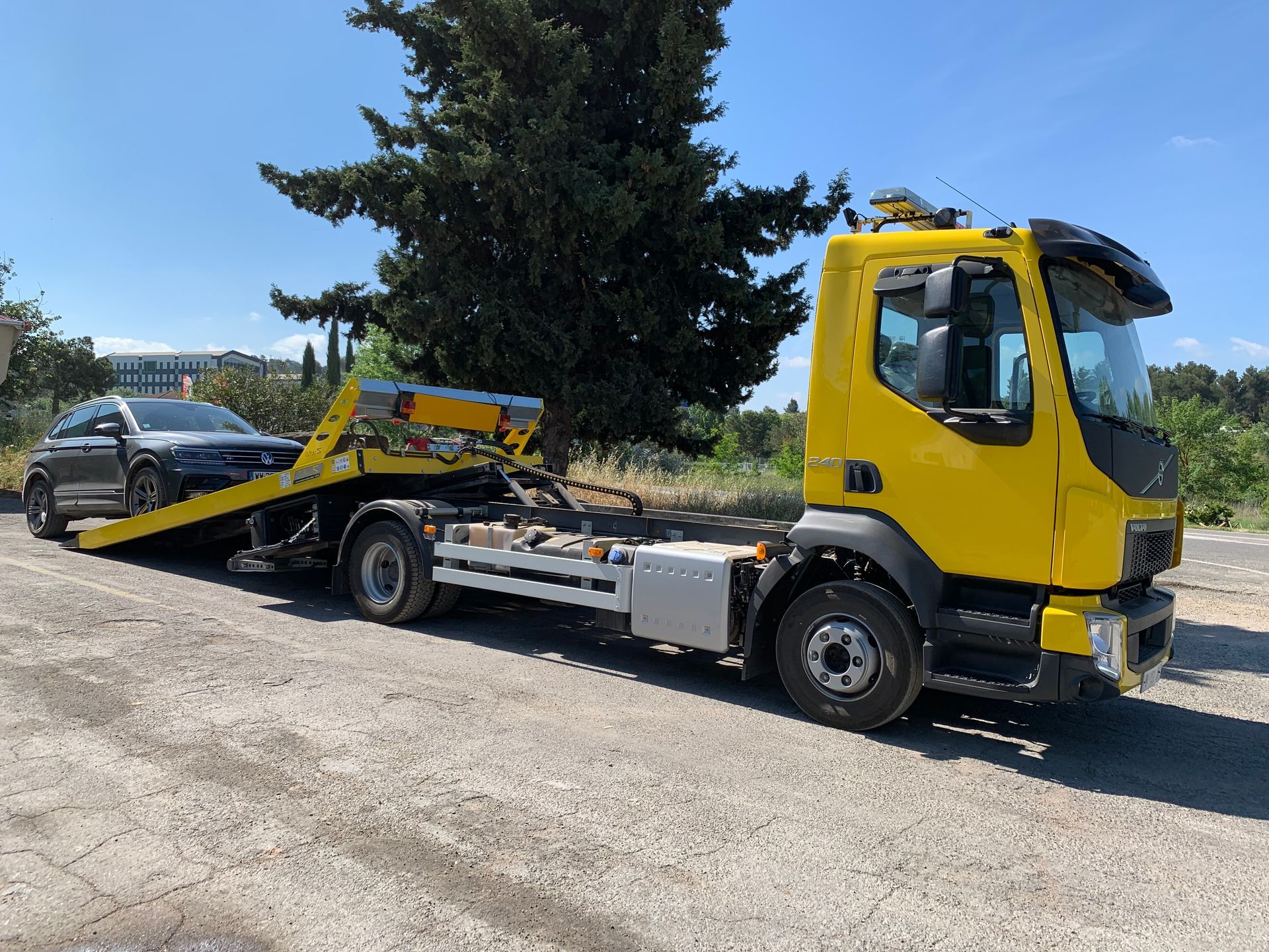 camion de dépannage remorquant une voiture