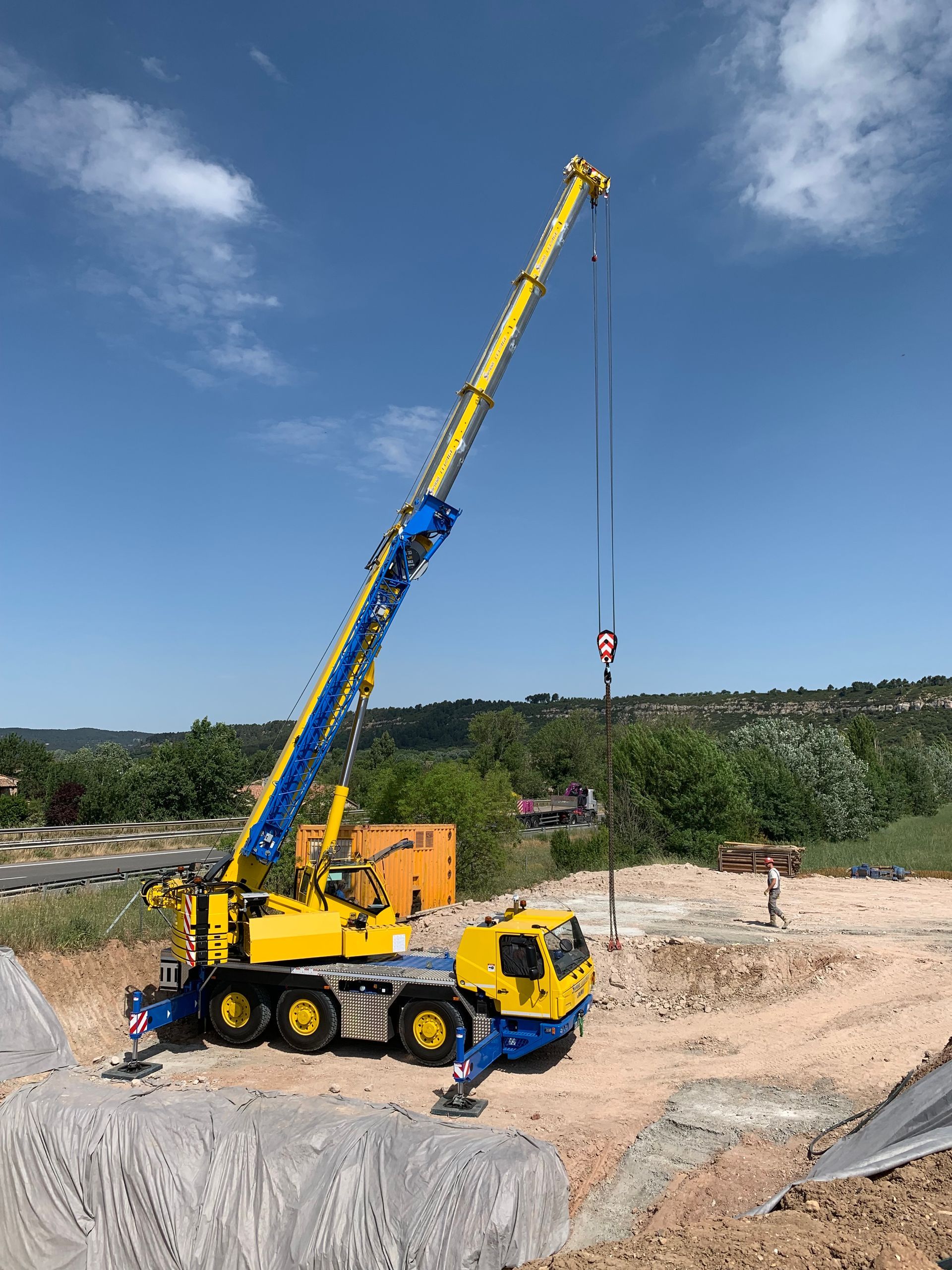 grue mobile de l'entreprise Saphore Levage déployée
