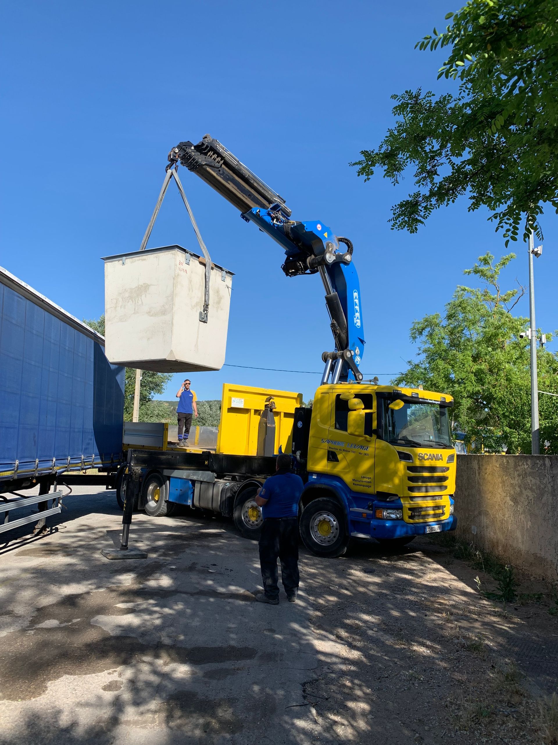 camion-grue de l'entreprise Saphore Levage en train de déplacer un élément encombrant
