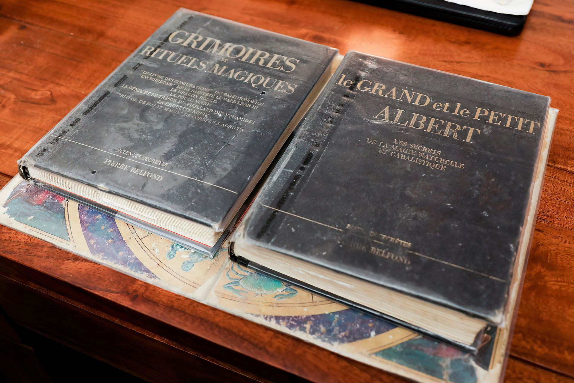 Deux livres noirs côte à côte sur un bureau