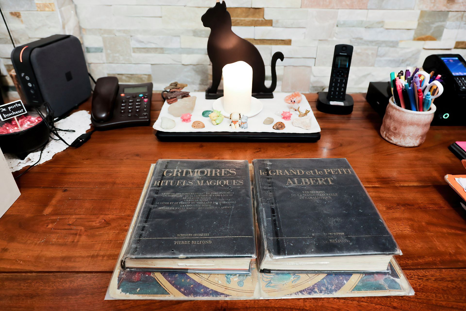 Deux livres noirs posés sur un bureau